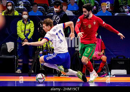 AMSTERDAM, PAYS-BAS - FÉVRIER 6 : Anton Sokolov de Russie, Tomas Paco du Portugal pendant le Futsal des hommes Euro 2022 finale entre le Portugal et la Russie au Ziggo Dome le 6 février 2022 à Amsterdam, pays-Bas (photo de Jeroen Meuwsen/Orange Pictures) Banque D'Images