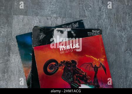 Hull, Royaume-Uni - 6 février 2022 : couverture de l'album Meatloaf Vinyl.Le pain de viande est un chanteur et acteur américain de renommée mondiale connu pour des hits tels que Bat Out of Hell.Vinyle Banque D'Images