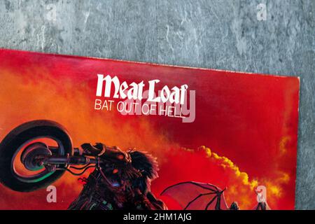 Hull, Royaume-Uni - 6 février 2022 : couverture de l'album Meatloaf Vinyl.Le pain de viande est un chanteur et acteur américain de renommée mondiale connu pour des hits tels que Bat Out of Hell.Vinyle Banque D'Images
