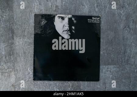 Hull, Royaume-Uni - 6 février 2022 : couverture de l'album Meatloaf Vinyl.Le pain de viande est un chanteur et acteur américain de renommée mondiale connu pour des hits tels que Bat Out of Hell.Vinyle Banque D'Images