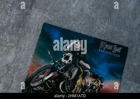 Hull, Royaume-Uni - 6 février 2022 : couverture de l'album Meatloaf Vinyl.Le pain de viande est un chanteur et acteur américain de renommée mondiale connu pour des hits tels que Bat Out of Hell.Vinyle Banque D'Images