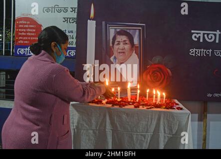 Kolkata, Inde.06th févr. 2022.Bougies et hommages floraux à la célèbre chanteuse Lata Mangeshkar pour le dernier respect.L'Inde a perdu Lata Mangeshkar aujourd'hui, elle avait 92 ans.(Photo de Rahul Sadhukhan/Pacific Press) Credit: Pacific Press Media production Corp./Alay Live News Banque D'Images