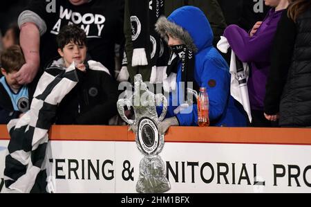 Un jeune fan de Boreham Woof tient une réplique de la coupe FA en carton avant le quatrième match rond de la coupe FA Emirates au stade Vitality, à Bournemouth.Date de la photo: Dimanche 6 février 2022. Banque D'Images