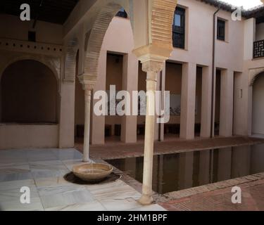 Vue sur une cour de la 'Casa de zafra' en espagnol, ville de Grenade Banque D'Images