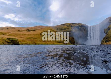 Skógafoss cascade avec un cheval islandais en Islande, une merveille naturelle magique Banque D'Images