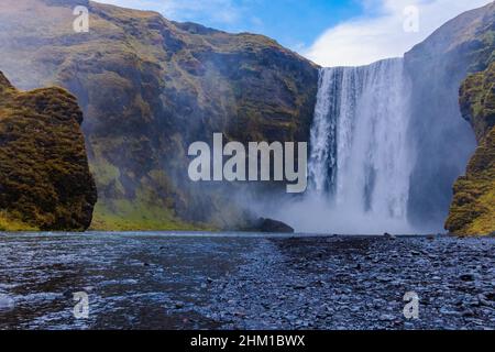 Skógafoss cascade avec un cheval islandais en Islande, une merveille naturelle magique Banque D'Images