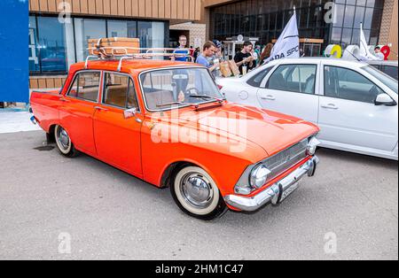 Samara, Russie - 19 mai 2018 : véhicule russe d'époque Moskvich-412 dans la rue de la ville Banque D'Images