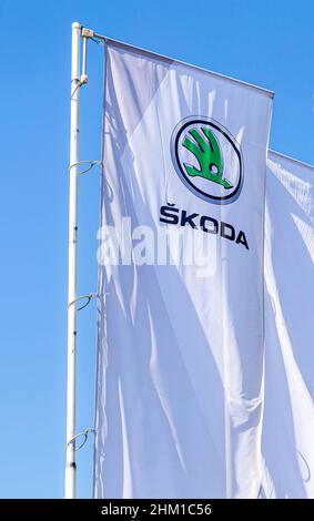 Moscou, Russie - 20 avril 2019 : la concession Skoda marque des drapeaux sur fond bleu ciel.Skoda Auto est un constructeur automobile tchèque Banque D'Images