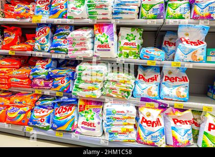 Samara, Russie - 30 mars 2019 : différentes poudres à laver prêtes à être vendues à l'hypermarché de la chaîne Banque D'Images