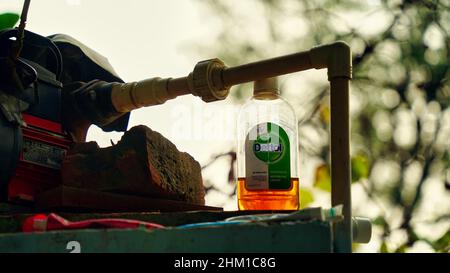 30 janvier 2022 Reengus, Rajasthan, Inde.Dettol désinfectant antibactérien isolé arrière-plan flou.Bouteille de liquide Dettol sur le toit de la salle de bains. Banque D'Images