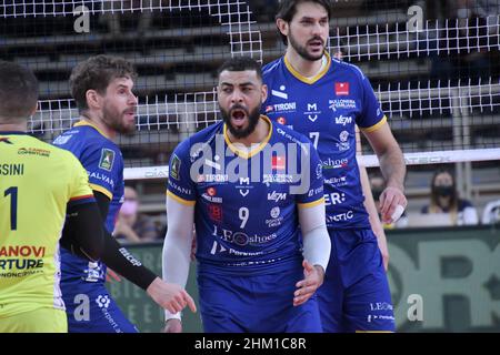 Trento, Italie.06th févr. 2022.Earvin Ngapeth (Leo Shoes Modène) pendant ITAS Trentino vs Leo Shoes Modène, Volleyball Italien Serie A Men SuperLeague Championship Championship à Trento, Italie, février 06 2022 crédit: Independent photo Agency/Alay Live News Banque D'Images