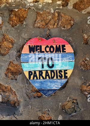 Panneau en bois « Welcome to Paradise » en forme de coeur Banque D'Images