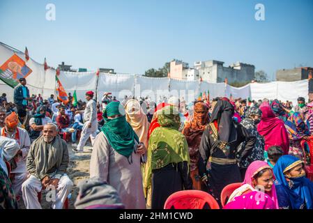 Bagpat, Inde.06th févr. 2022.Des femmes locales assistent au rassemblement Amit Shah (leader du parti Bharatiya Janata et ministre indien de l'intérieur de l'Union) au Prithviraj Degree College dans le district de Bagpat.Crédit : SOPA Images Limited/Alamy Live News Banque D'Images