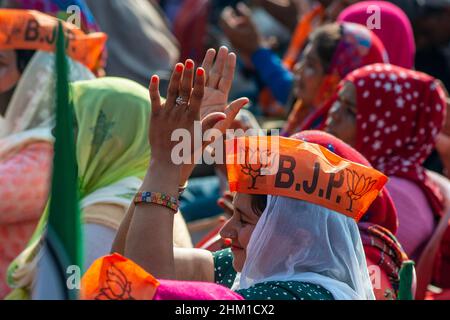 Bagpat, Inde.06th févr. 2022.Des femmes locales assistent au rassemblement Amit Shah (leader du parti Bharatiya Janata et ministre indien de l'intérieur de l'Union) au Prithviraj Degree College dans le district de Bagpat.Crédit : SOPA Images Limited/Alamy Live News Banque D'Images