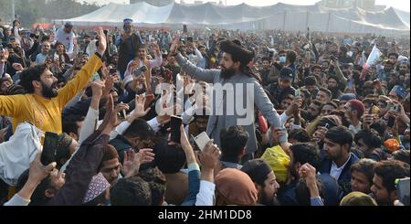 Lahore, Pakistan.06th févr. 2022.Le chef de Tehreek-e-Labbaik Pakistan (TLP) Hafiz Saad Hussain Rizvi a donné des signes à ses partisans lors de sa cérémonie de mariage (Waleema) au stade de cricket de Sabzazar à Lahore.(Photo de Rana Sajid Hussain/Pacific Press) Credit: Pacific Press Media production Corp./Alay Live News Banque D'Images