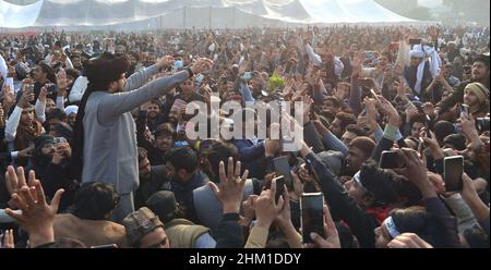 Lahore, Pakistan.06th févr. 2022.Le chef de Tehreek-e-Labbaik Pakistan (TLP) Hafiz Saad Hussain Rizvi a donné des signes à ses partisans lors de sa cérémonie de mariage (Waleema) au stade de cricket de Sabzazar à Lahore.(Photo de Rana Sajid Hussain/Pacific Press) Credit: Pacific Press Media production Corp./Alay Live News Banque D'Images