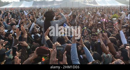 Lahore, Pakistan.06th févr. 2022.Le chef de Tehreek-e-Labbaik Pakistan (TLP) Hafiz Saad Hussain Rizvi a donné des signes à ses partisans lors de sa cérémonie de mariage (Waleema) au stade de cricket de Sabzazar à Lahore.(Photo de Rana Sajid Hussain/Pacific Press) Credit: Pacific Press Media production Corp./Alay Live News Banque D'Images