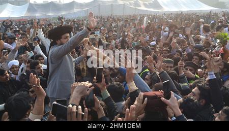 Lahore, Pakistan.06th févr. 2022.Le chef de Tehreek-e-Labbaik Pakistan (TLP) Hafiz Saad Hussain Rizvi a donné des signes à ses partisans lors de sa cérémonie de mariage (Waleema) au stade de cricket de Sabzazar à Lahore.(Photo de Rana Sajid Hussain/Pacific Press) Credit: Pacific Press Media production Corp./Alay Live News Banque D'Images