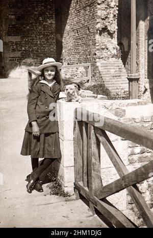 Famille ambum d'une jeune fille suisse riche pendant ses vacances d'été. Ici pris à Milan au Castello Sforzesco Banque D'Images