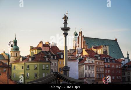 Place du château et colonne de Sigismunds érigées en 1643 et conçues par Constantino Tencalla et Clemente Molli - Varsovie, Pologne Banque D'Images