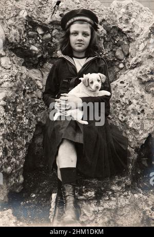 Famille ambum d'une jeune fille suisse riche pendant ses vacances d'été. Ici elle est à Milan (Giardini Porta Venezia) avec son chien (1913) Banque D'Images