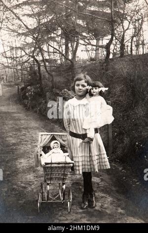 Famille ambum d'une jeune fille suisse riche pendant ses vacances d'été. Ici pris à Milan au parc Giardini Porta Venezia Banque D'Images