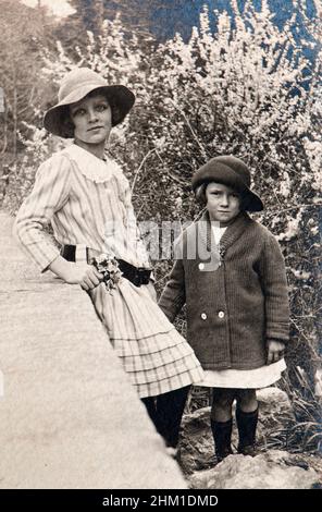 Famille ambum d'une jeune fille suisse riche pendant ses vacances d'été. Ici à Arenzano (Ligurie, Italie) avec un ami ou une sœur (1913) Banque D'Images