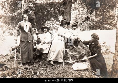 Famille ambum d'une jeune fille suisse riche pendant ses vacances d'été. Ici, lors d'une excursion d'une journée dans les Alpes suisses (Tete Noire) Banque D'Images