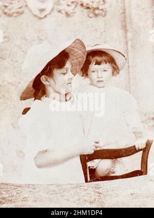 Famille ambum d'une jeune fille suisse riche pendant ses vacances d'été.Ici avec sa sœur (?)À Arenzano, en Italie Banque D'Images