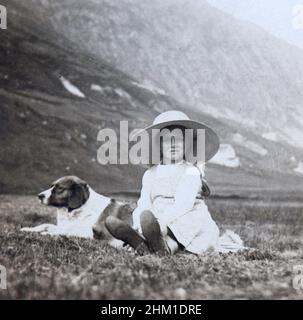 Famille ambum d'une jeune fille suisse riche pendant ses vacances d'été.Ici se détendre avec son chien à Andermatt, Suisse Banque D'Images