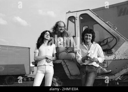 Les membres du groupe de rock Enid sont en coulisses au Reading Festival de 1982, en Angleterre. Banque D'Images