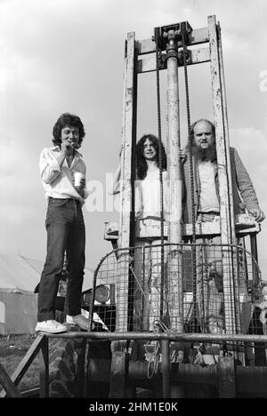 Les membres du groupe de rock Enid sont en coulisses au Reading Festival de 1982, en Angleterre. Banque D'Images