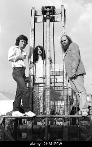 Les membres du groupe de rock Enid sont en coulisses au Reading Festival de 1982, en Angleterre. Banque D'Images