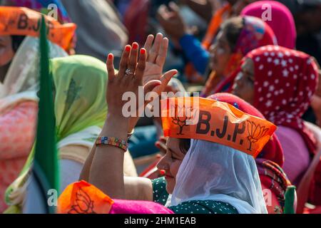 Bagpat, Inde.06th févr. 2022.Des femmes locales assistent au rassemblement Amit Shah (leader du parti Bharatiya Janata et ministre indien de l'intérieur de l'Union) au Prithviraj Degree College dans le district de Bagpat.(Photo de Pradeep Gaur/SOPA Images/Sipa USA) crédit: SIPA USA/Alay Live News Banque D'Images