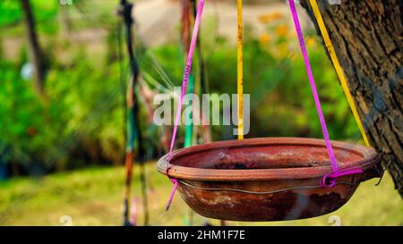 Pot d'eau suspendu pour oiseaux.Pot d'eau en argile fait maison pour boire de l'eau en été par temps chaud. Banque D'Images
