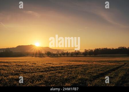 lever de soleil sur un château sur une colline à hesse, allemagne Banque D'Images