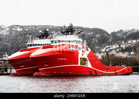Navires-sœurs en mer AHTS navires de ravitaillement en remorqueurs KL Sandefjord et KL Saltfjord au quai Skoltegrunnskaien, dans le port de Bergen, en Norvège. Banque D'Images