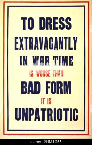 War Poster, « habiller extravagamment en temps de guerre est pire que la mauvaise forme, c'est unpatriotique », National War Savings Committee, imprimé par Roberts & Leete, Ltd., Londres, 1915 Banque D'Images