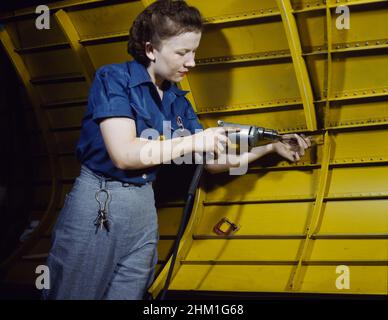 Femme utilisant un exercice manuel sur le bombardier de plongée « Vengeance », Vultee Aircraft Corporation, Nashville, Tennessee, États-Unis,Alfred T. Palmer, U.S. Office of War information, février 1943 Banque D'Images