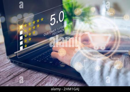 Homme donnant 5 étoiles comme satisfaction maximale de la clientèle.Enquête sur le concept de satisfaction, l'expérience du service à la clientèle et la satisfaction de l'entreprise.medi. Mixte Banque D'Images