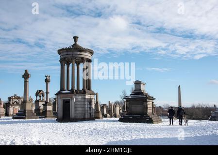 Pierres tombales dans la neige à Nécropole Cemetry, Glasgow, Écosse. Banque D'Images