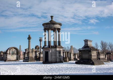 Pierres tombales dans la neige à Nécropole Cemetry, Glasgow, Écosse. Banque D'Images