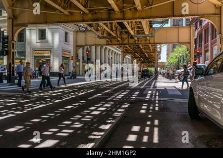 Au-dessous de la rue des puits du sud Chicago L, en viaduc. Banque D'Images