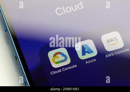 Les icônes des applications de trois principaux fournisseurs de services de cloud computing sont visibles sur un iPhone : Google Cloud Console, Microsoft Azure et AWS Console. Banque D'Images