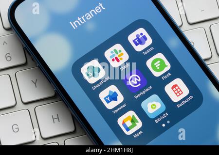 Diverses applications intranet vues sur un iPhone - Microsoft SharePoint, Slack, Teams, Yammer, Workplace by Facebook, Flock, Google Meet, Bitrix24, Redbooth. Banque D'Images