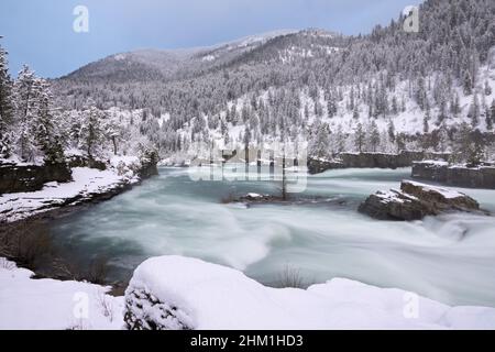 Chutes de Kootenai après une grosse tempête de neige en hiver. Rivière Kootenai dans le comté de Lincoln, dans le nord-ouest du Montana. (Photo de Randy Beacham) Banque D'Images