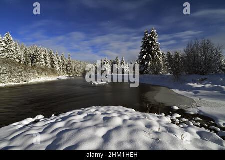 Rivière Yaak la nuit pendant une pleine lune en hiver. Vallée de Yaak, nord-ouest du Montana. (Photo de Randy Beacham) Banque D'Images