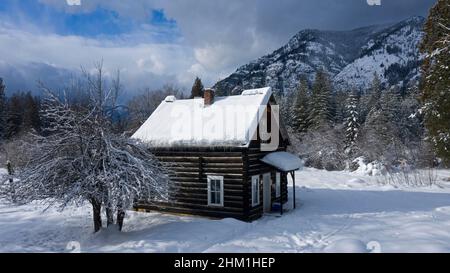 Station de garde de Bull River en hiver. Forêt nationale de Kootenai, nord-ouest du Montana. (Photo de Randy Beacham) Banque D'Images
