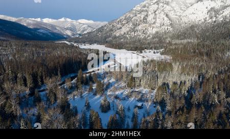 La station de garde de Bull River et les montagnes du Cabinet en hiver. Forêt nationale de Kootenai, Montana. (Photo de Randy Beacham) Banque D'Images