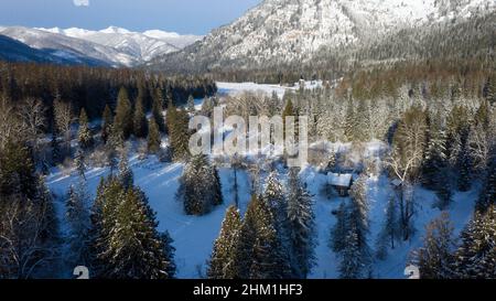 La vallée de la rivière Bull et les montagnes du Cabinet depuis le dessus de la station de garde de la rivière Bull en hiver. Nord-Ouest du Montana. (Photo de Randy Beacham) Banque D'Images